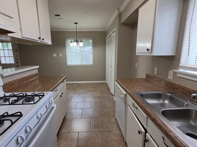 Building Photo - 9007 Glen Shadow Dr