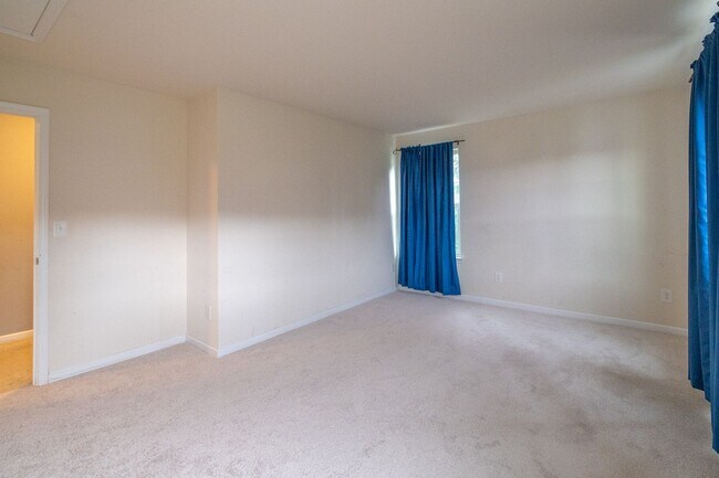 Building Photo - Spacious 4-Bedroom Home with Sunroom, Deck...