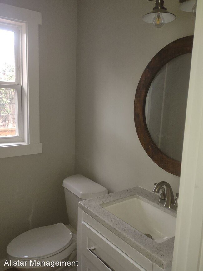 Building Photo - 3 br, 2.5 bath House - 1038 Cedarhill Drive