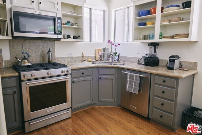 Building Photo - 423 W Ellis Ave