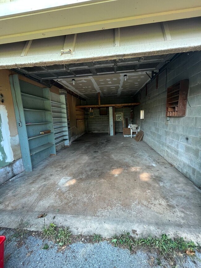 Building Photo - 103 N Ridge St