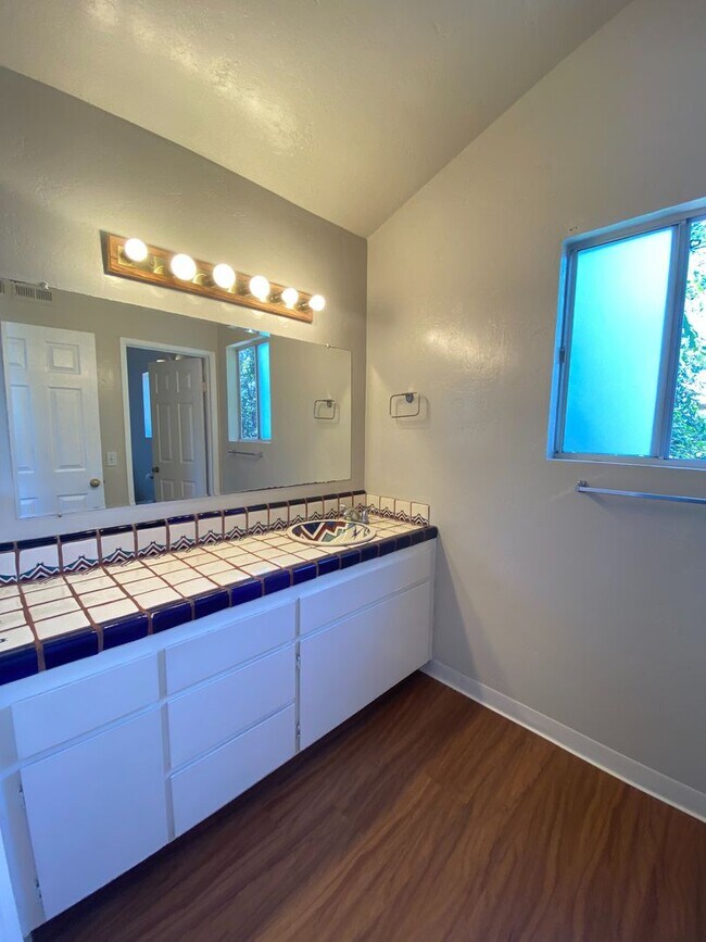 Building Photo - Large House, Close to Campus!!