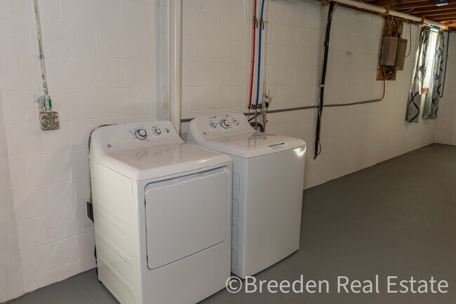 Building Photo - 4393 R L Hildebran Dr