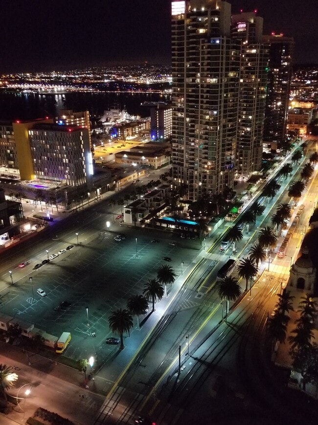 Building Photo - Electra! Spectacular Water and City views ...