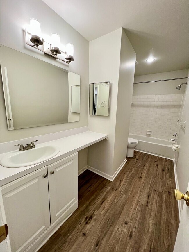 Building Photo - Luxurious 3-Bedroom Townhome in Logan Square with Parking Space Included! Available mid-August!