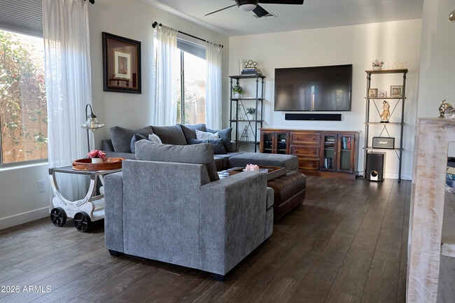 Building Photo - 2447 W Memorial Dr
