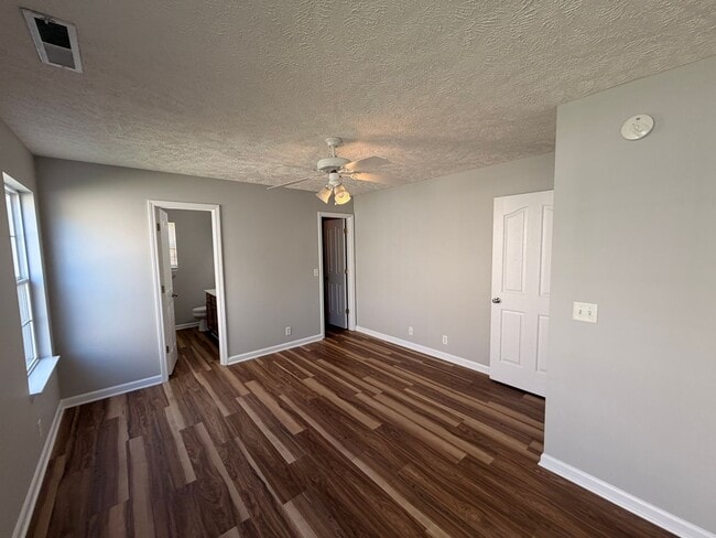 Building Photo - Nice 3 BR 2 Bath Available Now in Murfreesboro!