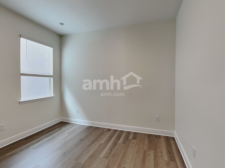 Building Photo - 1550 Blue Nile Pt