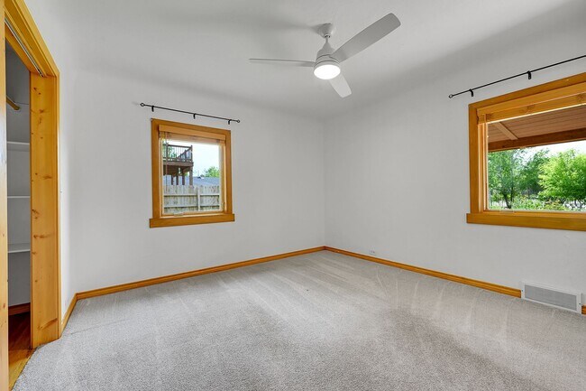 Building Photo - 3 bedroon 1.5 bath home with amazing yard ...