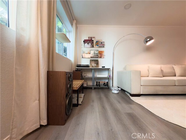 Building Photo - 532 N Rossmore Ave