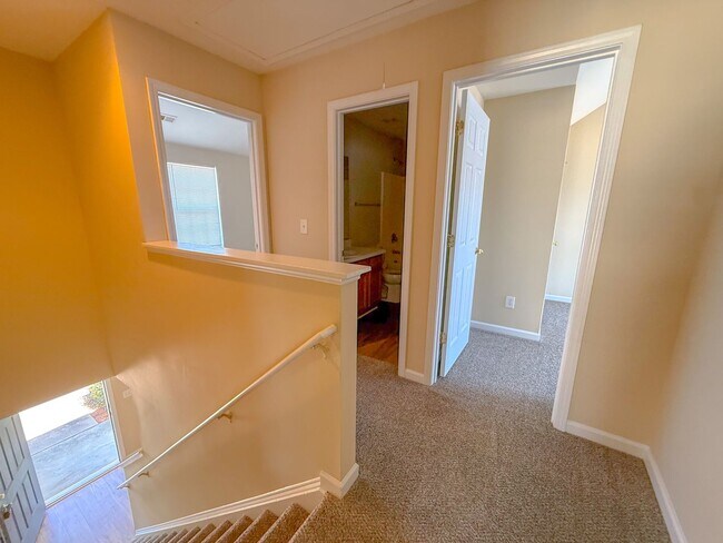 Building Photo - 3 Bedroom 2.5 Bath Single Family Home with Fenced Backyard!