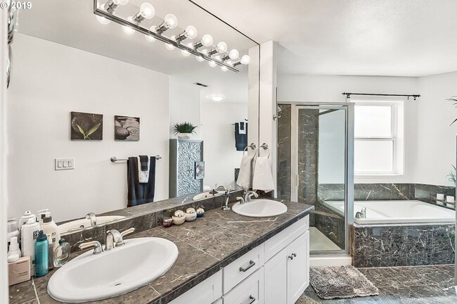 Building Photo - Bright and Airy 3 Bed, 2.5 Bath Stunning H...