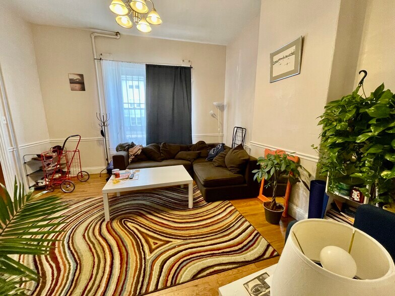 Building Photo - 686 Parker St