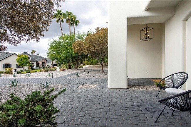 Building Photo - 5316 E Royal View Dr S