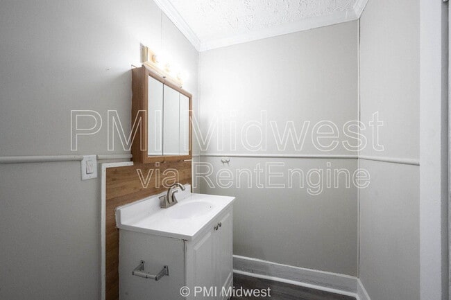 Building Photo - 632 S State St