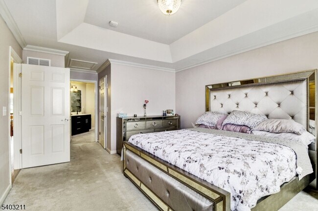 Building Photo - 4 Shadowlawn Dr