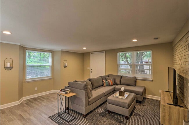 Building Photo - 2403 Hideaway Ct