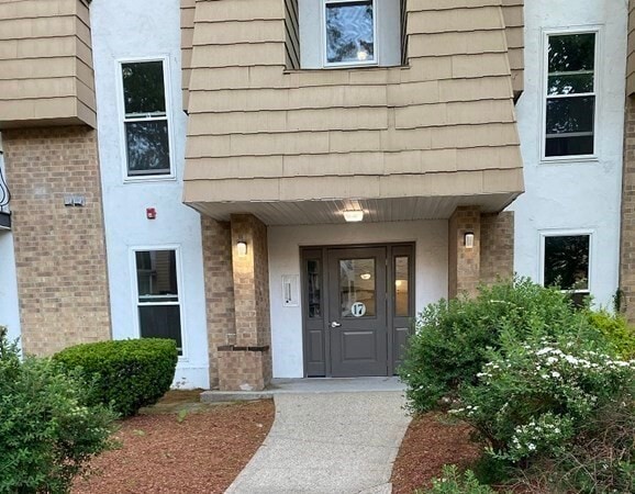 Building Photo - 17 Shadowbrook Ln