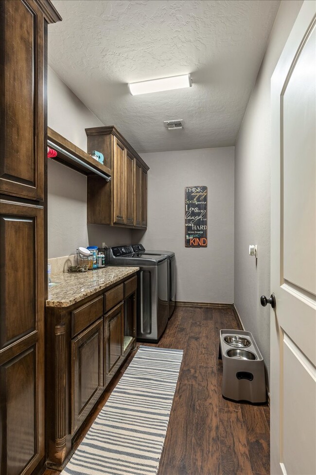 Building Photo - 8398 SW Sun Valley Dr