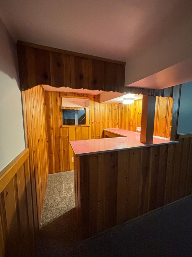 Building Photo - August Rent Free! 5 Bed 2 Bath Single Fami...
