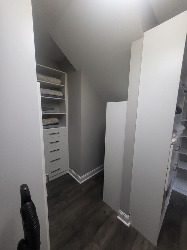 Building Photo - REDUCED!  5 bedroom/4 bath house in Berkshire Forest