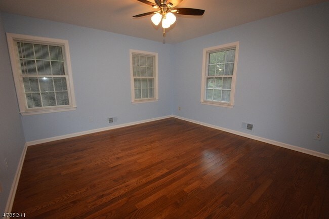 Building Photo - 5 Deer Run Dr