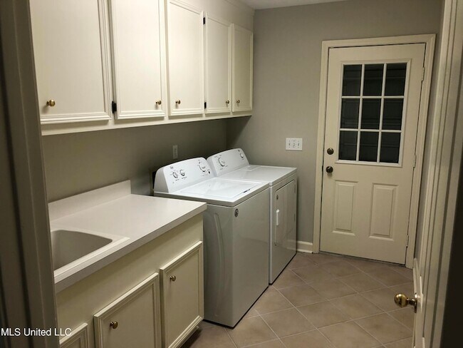 Building Photo - 313 S Place Dr