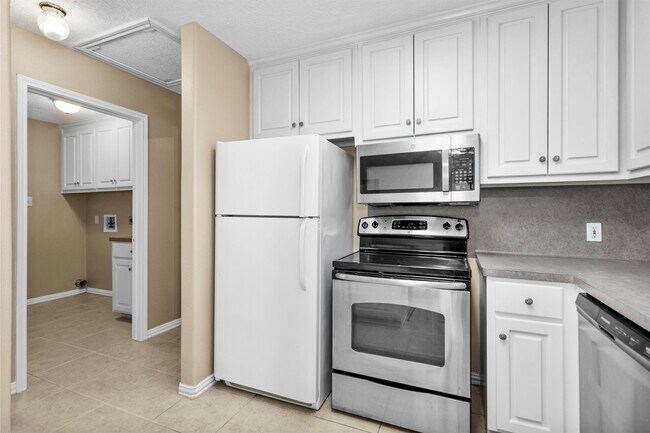 Building Photo - 16396 Many Trees Ln
