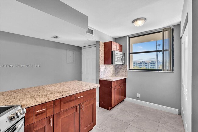 Building Photo - 118 Lake Emerald Dr