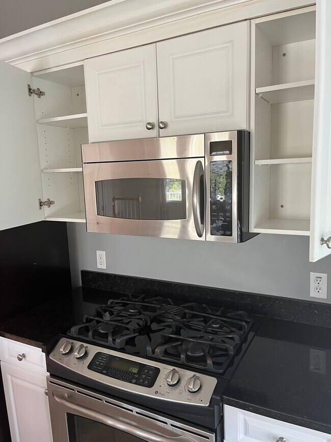 Building Photo - Modern 2 Br 1 Full / 2 half Bath Braintree Condominium