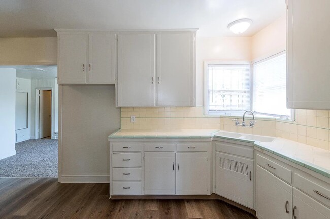 Building Photo - 1724 N West Ave