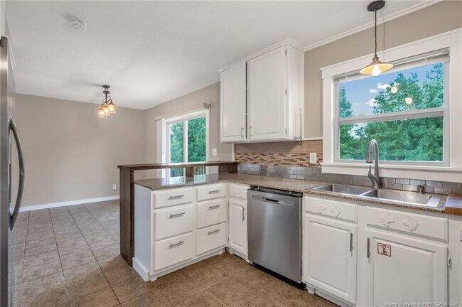 Building Photo - 604 Roundtree Dr