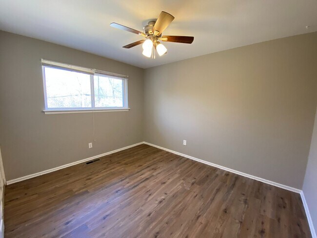 Building Photo - Charming 3 Bedroom with Great Yard