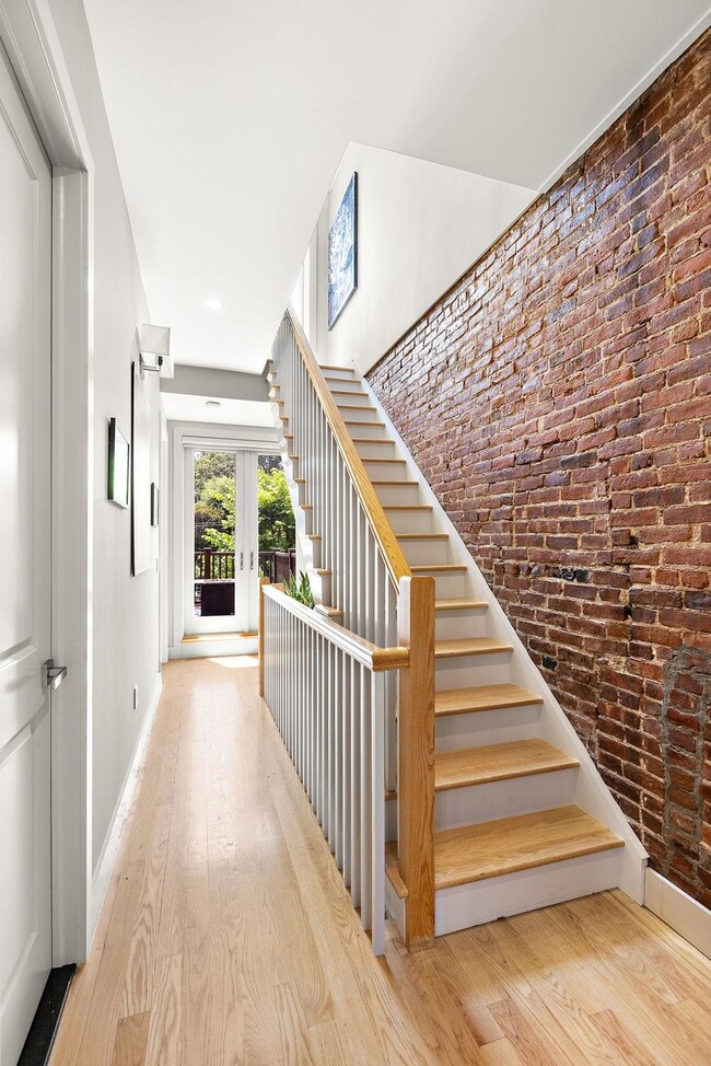 Building Photo - 157 8th St