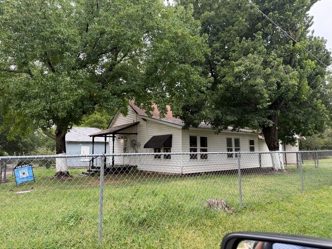 Primary Photo - Affordable Rental near downtown Ardmore!