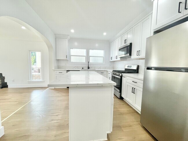 Building Photo - 2107 7th Ave