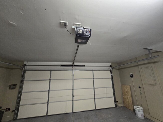 Building Photo - Great open floorplan with 3 bedrooms + Loft