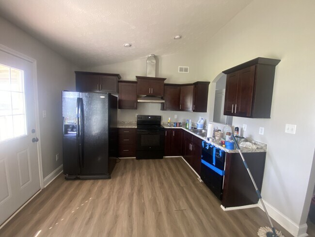 Building Photo - 485 Labrador Dr