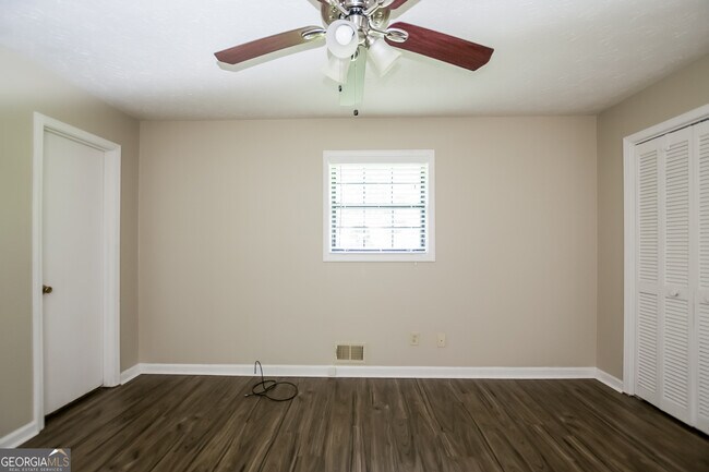Building Photo - 4554 Cresant Ln