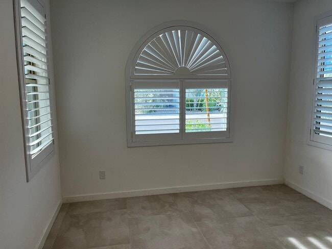 Building Photo - 1355 W Crane Dr