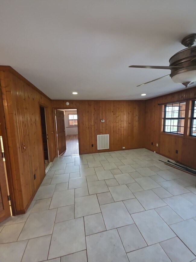 Building Photo - 2-Bedroom Handicap-Accessible Home with 3-Season Porch, Garage, and Large Yard