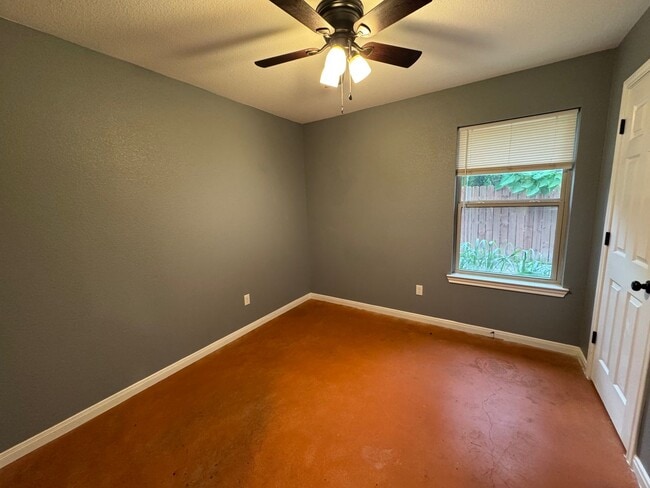 Building Photo - Lacy Lakeview Duplex