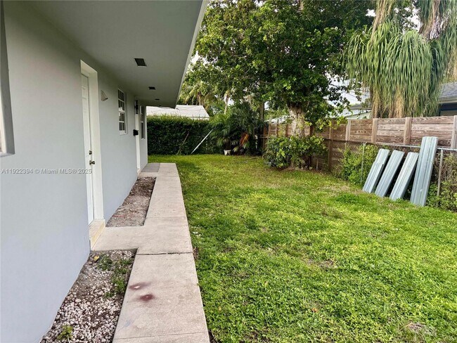 Building Photo - 1529 SW 22nd St