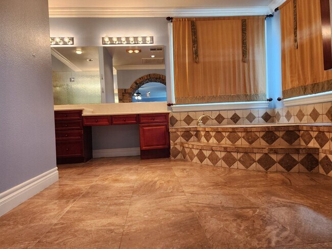 Building Photo - Entertainers Delight with minutes of shopping and restaurants