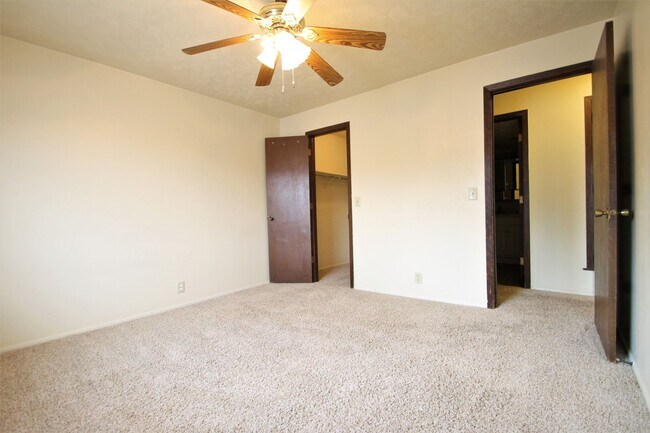 Building Photo - 2 Bedroom / 1 Bath Apartment