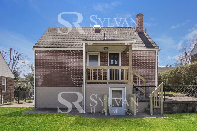 Building Photo - This home exudes a cheerful and welcoming ...