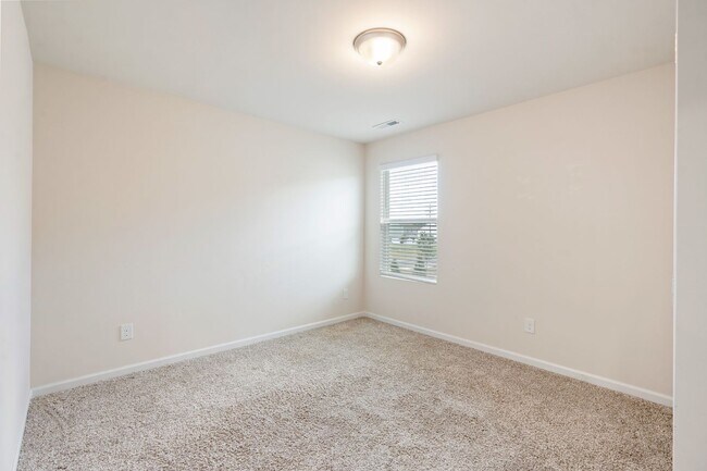 Building Photo - Convenient, Spacious and Move-in Ready 5 Bed/3 Bath Home in Mebane