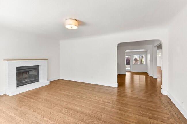 Building Photo - Charming & Spacious Single Family Home