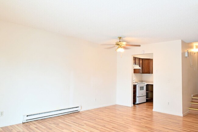 Building Photo - 2 bed 1 Bath townhouse