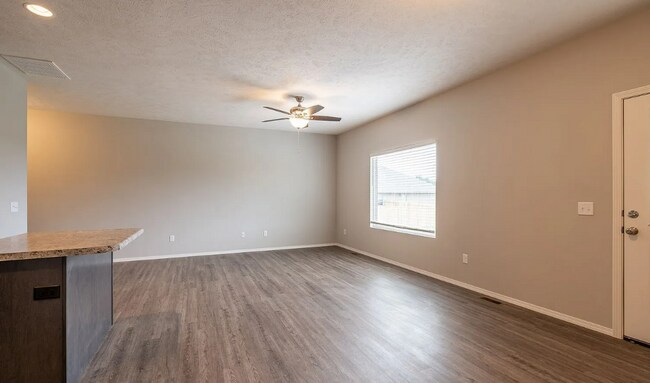 Building Photo - 3 bedroom Duplex in Monte Cristo